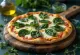 Pizza Quatro Queijos com Espinafre servida