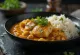 Moqueca servida com arroz branco, peixe e leite de coco