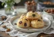 Mandelkubb com chocolate, biscoitos de amêndoa decorados com pedaços de chocolate e amêndoas fatiadas