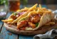 Sanduíche Gyros estilo americano com molho BBQ, legumes frescos e batata frita