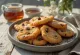 Bannock com pedaços de chocolate, massa dourada e crocante, com chocolate derretido