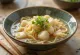 Deulkkae kalguksu, sopa rica de peixe coreana com macarrão e algas
