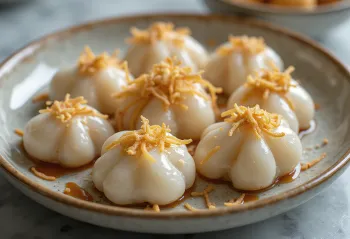 Tangyuan de carne, servido com cebola frita