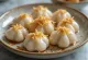 Tangyuan de carne, servido com cebola frita