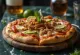 Pizza estilo cubano com carne de porco assada e cebola caramelizada