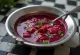 Rasam de beterraba servido com coentro fresco