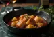 Marmitako com vinho branco numa tigela, atum, batata e legumes visíveis em caldo rico