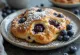 Bannock com mirtilos, massa macia e saborosa, servido com mirtilos frescos