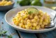 Esquites com baunilha servido com queijo e fatias de limão