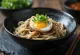Tigela de Hadaka Udon com ovo frio e molho de soja
