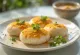 Idli com podi, comida indiana com bolinhos de arroz cozidos no vapor, decorados com sementes de abóbora e coentro