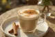 Latte de canela e hortelã, bebida de café decorada com pau de canela e hortelã