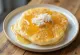 Honey Appam com mel, servido com banana fresca e sabor de leite de coco