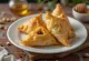 Samosa doce de nozes e passas servida