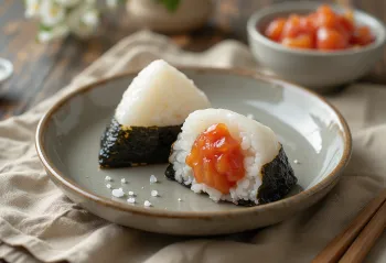 Onigiri com recheio de ameixa Umeboshi servido com folhas frescas de nori