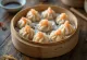 Dumpling cozido no vapor estilo dim sum em massa translúcida com recheio de camarão