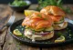 Bao bun com salmão defumado servido fresco