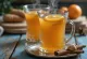 Ponche de laranja com cravo, bebida quente decorada com rodela de laranja e canela