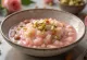 Sobremesa kheer de rosas decorada com amêndoas e pistache