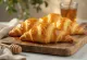 Croissants de mel brilhantes recém-saídos do forno