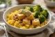 Buddha Bowl de quinoa ao curry com tofu e tahine servido