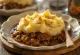 Shepherd’s pie clássico servido com purê de batata por cima