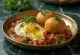 Litti Chokha com cebola, bolas de farinha de trigo fritas com purê de berinjela e coentro fresco