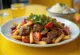 Lomo saltado com limão, prato peruano com carne bovina, tomate e batata frita