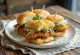Tonkatsu sando de peixe, com repolho fresco e ketchup com mostarda