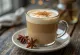 Chai latte em uma caneca, decorado com canela e cardamomo