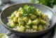 Poke com abacate, vegetais frescos e cama de arroz, decorado com coentro e limão.