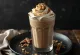 Frappuccino de canela e nozes decorado com chantilly e nozes moídas