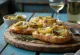 Focaccia servida com alcachofra grelhada e parmesão