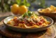 Chilaquiles com chorizo, servido com tortilha crocante e coentro fresco