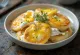 Panqueca de alho com creme de leite recém-saída do forno