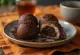 Mochi recheado com chocolate, envolto em cacau em pó, delicioso doce japonês