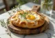 Focaccia servida com berinjela grelhada e queijo feta