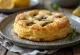 Eccles cake com raspas de limão servido fresco