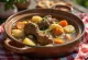 Puchero de cordeiro servido, rico em carne de cordeiro e legumes