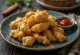 Chuchvara frita, massa dourada e crocante servida em prato