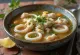 Psarosoupa com lula, sopa de peixe rica servida com azeite fresco e limão