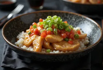Oyakodon com recheio de ameixa em conserva Umeboshi, servido com frango, ovo e arroz