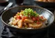 Oyakodon com recheio de ameixa em conserva Umeboshi, servido com frango, ovo e arroz