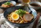 Tsukemen com macarrão de ramen frio e caldo quente para mergulhar