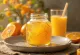 Kombucha de laranja servida em copos com pedaços de laranja fresca
