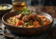 Cuchuco con chicharrón, com carne de porco crocante e legumes temperados