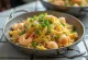Arroz frito com camarão servido