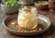 Daikon-zuke, fatias frescas de rabanete em vinagre servidas num prato branco, guarnecidas com coentro