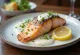 Salmão grelhado servido com molho de creme de leite e endro