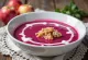 Sopa creme de beterraba com maçã servida